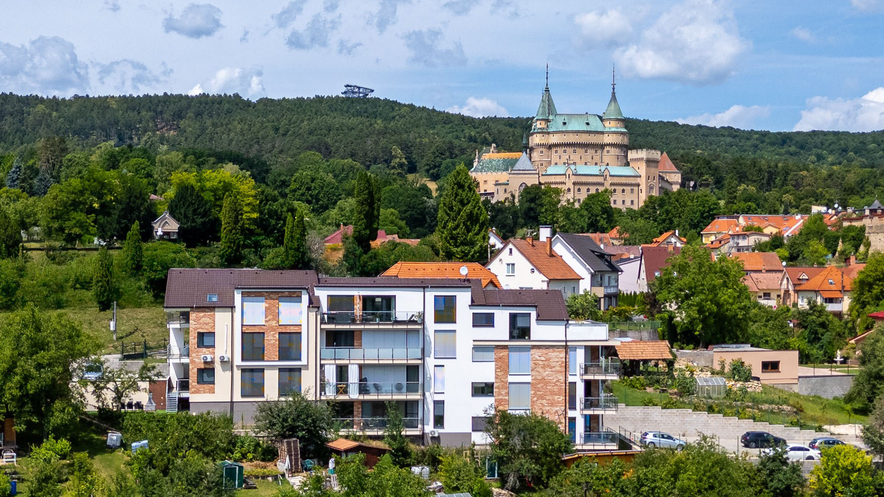 Pohľad na Bojnický zámok a budovu Apartmánov pod Zámkom z vtáčej perspektívy